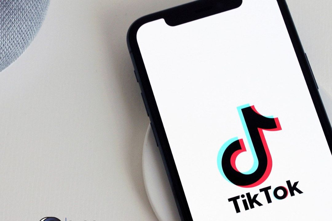 Celular com a tela no Tiktok